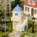Figura de casa de resina en miniatura con techo azul y escalera de caracol para decoracion. - Mini casas azules y blancas