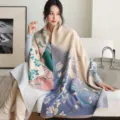 Detailopname van een dikke Chinese stijl bloemige kasjmier sjaal, gezellige interieurinstelling. - 01_Lichtblauw briesje magnolia - blauwgroen