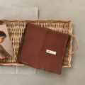 Vue détaillée du foulard en coton et lin vintage avec bordure verte et étiquette. - Couleur caramel