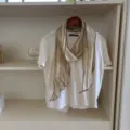Gedetailleerd overzicht van een retro linnen sjaal op wit shirt, perfect voor minimalistisch. - 2# Geel