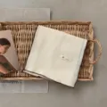 Gedetailleerd uitzicht van de stijlvolle retro katoenen linnen sjaal met contrastranden. - Beige