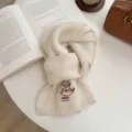 Gezellige winterse gebreide sjaal in effen gebroken wit met chique bruin borduursel. - Melkwit