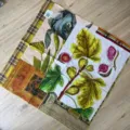 Foulard carré en coton imprimé floral botanique peinture à l'huile vintage, détail. - Écharpe Carrée Feuilles Dorées