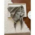 Vintage bloemen kanten driehoeksdoek, lichte zomerse zonbescherming hoofddoek. - Antiek Zilver