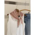 Gedetailleerd overzicht van de vintage roze bloemenhoofddoek met delicate witte kantrand. - Perzik