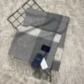 Grijze geruite wollen sjaal met franjes, comfortabel winteraccessoire voor dames detail. - Wit Grijs Ruit