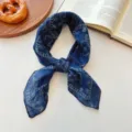 Retro blauwe bedrukte vierkante sjaal, elegante ketting patroon halsdoek voor dames. - 1 - Donkerblauw ronde ketting blad kleine bloemen