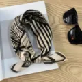 Gedetailleerd close-upoverzicht van de Japanse vintage geometrische katoenen hoofddoek. - Zwart Wit Polka Dot