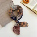 Vintage paisley print klein vierkant sjaaltje voor dames, stijlvolle hals- en hoofddoek accessoire. - 3_Oranjerode bloemen en paisley-vierkanten