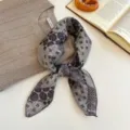 Vintage grijs en paars bedrukte kleine vierkante sjaal, een stijlvolle damessjaal. - 4_Grijs-paarse bloemen geometrisch patroon