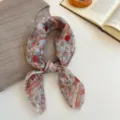 Foulard quadrato in stile vintage giapponese con stampa floreale, elegante per donne. - 5_Fiori paisley rossi su sfondo bianco