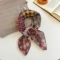 Foulard quadrato vintage da donna, elegante sciarpa con stampa paisley e accessorio per capelli. - 7_Quadrati di cachemire con fiori rossi