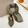 Piccolo fazzoletto da collo vintage con stampa geometrica, elegante stile retrò autunnale. - 8_Verde militare Fiori di rami e foglie a scaglie ondulate