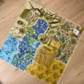 Vue détaillée d'un bandana en coton à motif floral vintage, design patchwork de peinture. - Écharpe Carrée Feuilles de Vigne