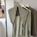 Vue détaillée du foulard triangulaire en tricot avec motif vintage en lin léger. - Flocon de Neige Beige