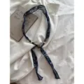 Bloemige lintketting met kraal, vintage blauwe sjaalstropdas voor vrouwen, stijl. - Blauwe Grote Bloem