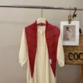 Rode gebreide opengewerkte driehoekige sjaal sjaaltje voor dames, modieus zomeraccessoire. - Rood