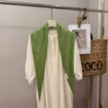 Primo piano dettagliato dello scialle sciarpa triangolare in maglia traforata verde. - Verde