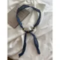 Donkerblauwe tie-dye kralen lint sjaal ketting, literaire retro stijl voor vrouwen. - Blauwe kleine bloem