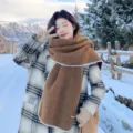 Bruine kasjmier-look sjaal met witte rand voor dames, warme winterse nekwarmer. - koffiekleur