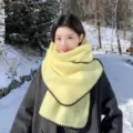 Gezellige gele winterscarf met donkere rand voor dames. Zachte warme gebreide nekwarmer. - Geel