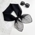 Gedetailleerd overzicht van elegante zwarte chiffon halsdoek, minimalistisch mode-accessoire. - 4# Zwart