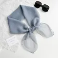 Details van de effen grijsblauwe chiffon vierkante sjaal, lichte stof en elegante knoop. - 5# Zilvergrijs