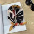 Details van katoenen vierkante sjaal met retro bloemenprint, lichte halsdoek en haaraccessoire. - Afbeelding #3