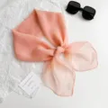 Detailansicht eines einfarbigen rosa Chiffon-Quadratschals, leicht und vielseitig kombinierbar. - 10# Lotuswurzelrosa