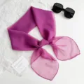 Detailansicht des magentafarbenen Chiffonschals, flaches Design mit Sonnenbrille. - 12# Purpurrot