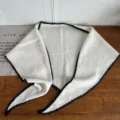 Bufanda triangular chal blanco de otoño invierno de moda con borde de contraste negro - Blanco Roto