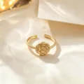 Anillo abierto de acero de titanio dorado con relieve floral, joyería elegante. - Flor Dorada