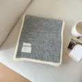 Winter warm wolmix gebreide sjaal in grijs en wit met chique labels voor dames dagelijks - Grijs