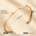 Brazalete abierto de acero inoxidable dorado con cuentas, joyería minimalista para mujer - Dorado con tres cuentas