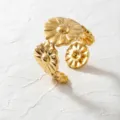 Anillo abierto de acero de titanio margarita dorada, joya floral elegante para mujer. - Anillo de pétalos de flores / Dorado