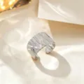 Amplio anillo abierto de acero de titanio con superficie texturizada única y elegante. - Plateado Ancho Texturizado