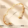Pulsera brazalete abierta minimalista de acero inoxidable chapado en oro de 18K con diseño ondulado. - Forma de onda dorada