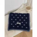 Donkerblauwe gebreide wollen stippen sjaal met stijlvolle contrastrand voor gezellige winterwarmte. - Marineblauw