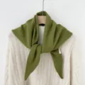 Groene gebreide driekhoekige sjaal detail, wolmenging warme winter schouderdoek. - 6 Vruchtengroene driehoekige sjaal