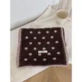Chique wolmix polkadot sjaal met stijlvolle contrasterende randen voor winterwarmte. - Roze