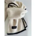 Beige gebreide sjaal met zwarte rand, zachte warme winstijl nekwrap voor koude dagen. - Wit