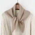 Gebreide driehoekige sjaal detail met fijne textuur, elegante val en gezellige stijl voor de winter. - 10 Kaki bandana