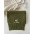 Effen groene wolmix wintersjaal met chique geborduurde letters, gezellig en stijlvol accessoire. - Legergroen