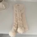 Effen gebreide sjaal met pompons voor dames, zacht knus winteraccessoire met kabelpatroon. - Off-white