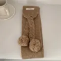 Gezellige bruine gebreide winterscarf met schattige pompons en mooi vlechtwerk voor dames. - 02_Khaki