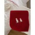 Rode gebreide wintershawl met schattige skiënde berenborduurwerk, knusse warme sjaal. - Rood
