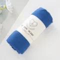 Sciarpa in cotone blu da donna, foulard tinta unita traspirante e stropicciato molto elegante. - Blu