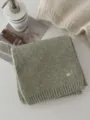 Accogliente sciarpa invernale in morbida maglia verde salvia con bordi a coste e logo. - verde pisello