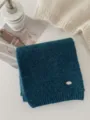 Calda sciarpa in maglia spessa invernale blu scuro misto lana, stile elegante. - Blu forato