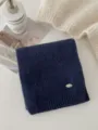 Sciarpa invernale in maglia blu scuro, morbido misto lana con elegante dettaglio etichetta. - Blu Notte